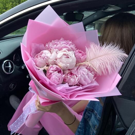 Ramo de peonías Rosadas con plumas