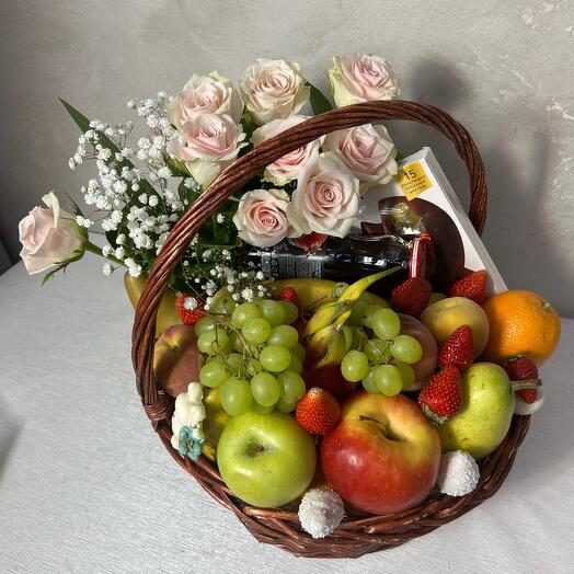 Корзина фруктами и розами