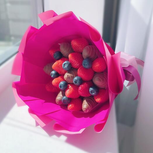 Bouquet of chocolate-covered strawberries with blueberries "Summer"