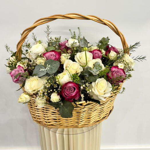 Cesta con flores rosas y ranunculos