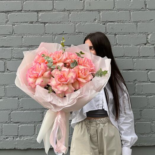 Букет из 7 нежных французских роз с эвкалиптом😍