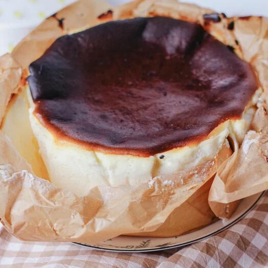 Баскский чизкейк Сан-Себастьян с обожженной корочкой