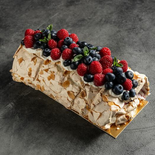 Меренговый рулет с ягодами