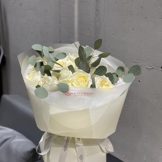 Пионовидные розы с акцентом