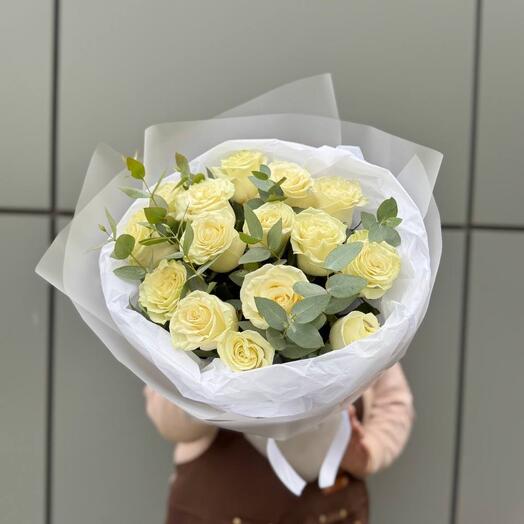 BOUQUET 006.Белые розы Эквадор с эвкалиптом в букете(15)