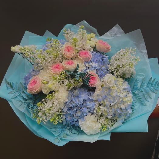 Bouquet of roses, hydrangeas and matthiola