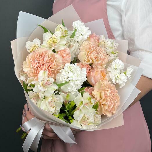 Bouquet of caramel Dianthus and white Mattiola