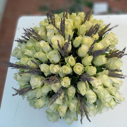 Buzzing Bee: 100 White Roses with Dried Lavender