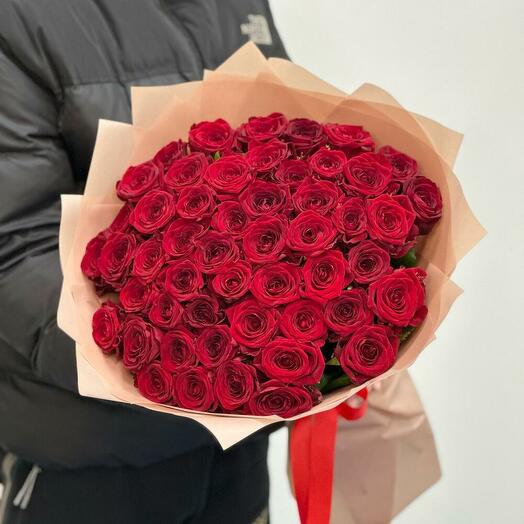 Букет из 51 красной розы в крафте 50 см