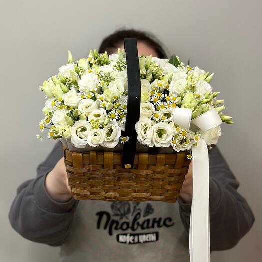 Корзина с эустомой и ромашками