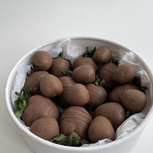 Набор клубники и малины в шоколаде