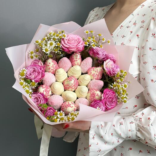 Ramo de fresas cubiertas de chocolate con rosas peonías y tanacetum Summer
