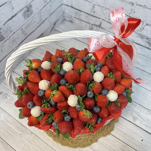 Корзина с клубникой и рафаэлло