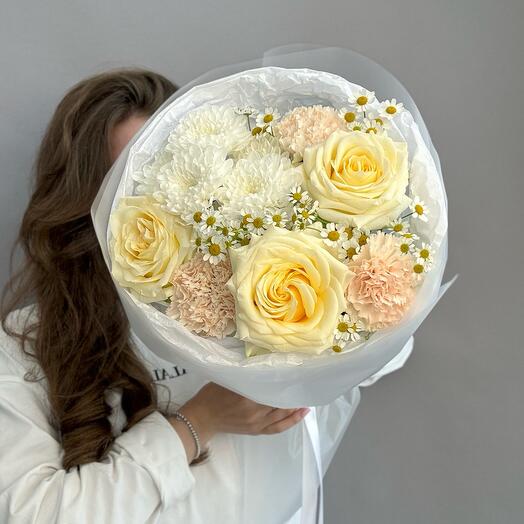 Нежный букет из ромашек , белых роз , и диантусов