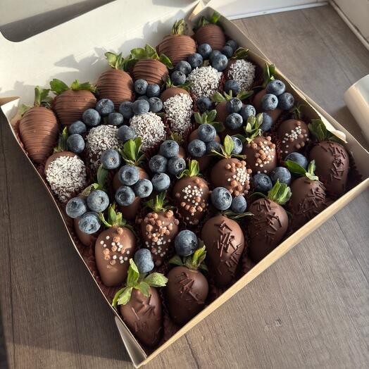 Набор из клубники в шоколаде 30 штук и голубики