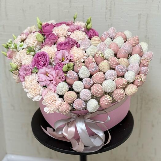 Коробка сердце клубника в шоколаде с цветами