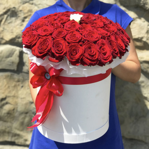 Caja de 50 rosas rojas en el centro 1 blanco