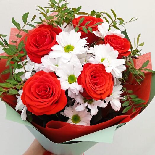 Ramo de rosas y margaritas