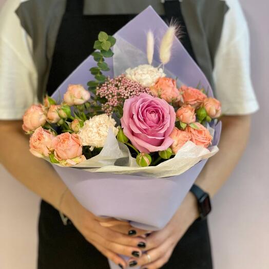 Ramo con Dianthus y rosas