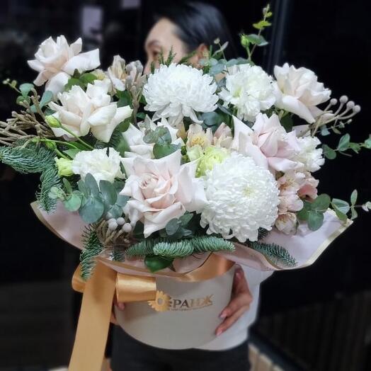 Белый букет в коробке от цветочного магазина Оранж Алматы