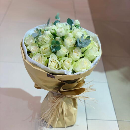 WHITE ROSES    EUCALY IN A BQT