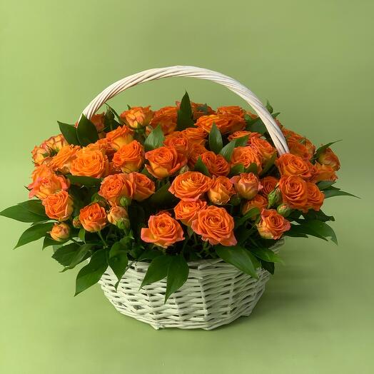 Корзина с кустовыми розами