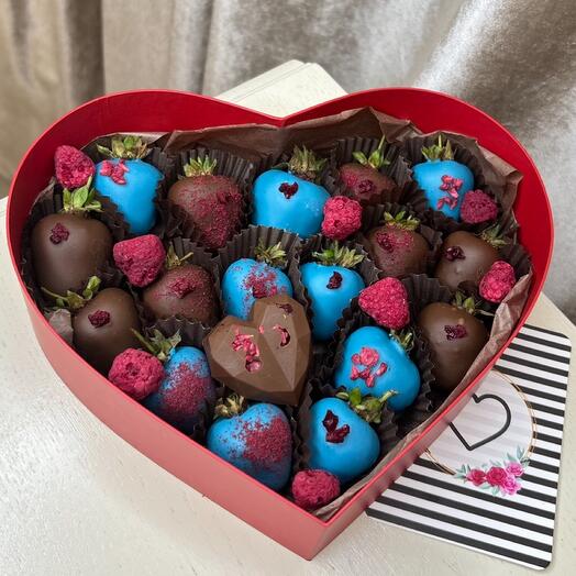 Клубника в шоколаде в форме красного сердца ♥️Георгиевск Пятигорск Ессентуки Винсады   маме,сестре,подруге