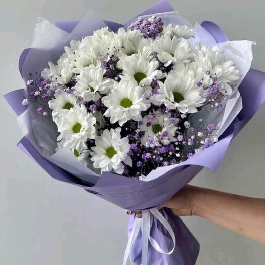 Букет из хризантем и гипсофилы