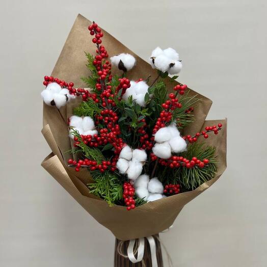 Авторский зимний букет с Илексом и хлопком