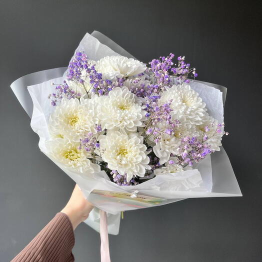 Белые кустовые хризантемы и сиреневая гипсофила 💜
