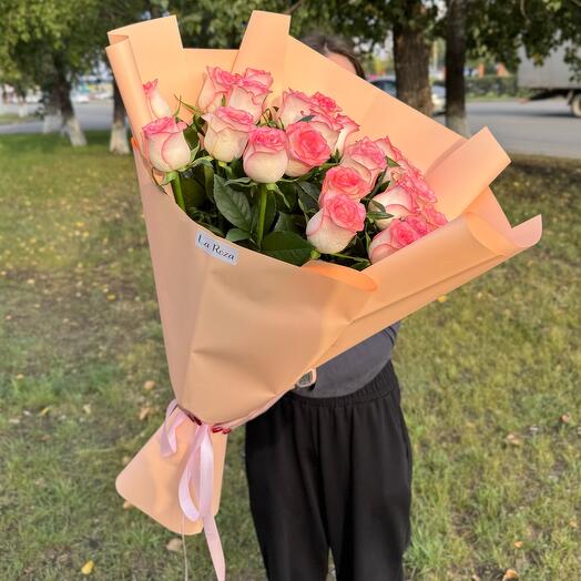 Luxurious bouquet of 25 roses 70cm