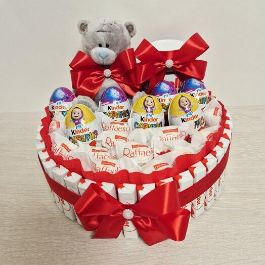 Pastel de regalo de Kinder con juguete suave