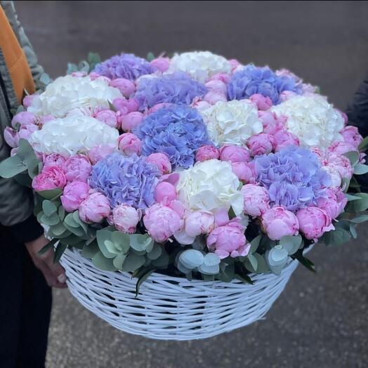 Ramo de lujo en una cesta de hortensias y peonías