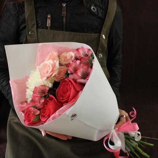 Ramo brillante prefabricado con una rosa grande