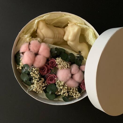 Коробка с сухоцветами и свечами