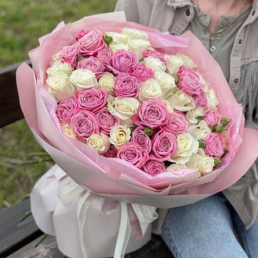 Bouquet of white and pink roses premium