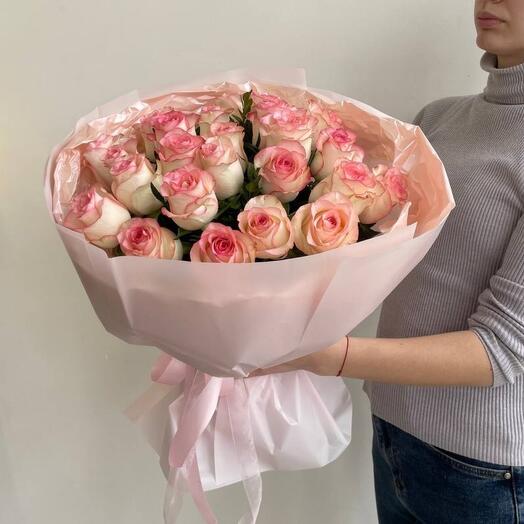 Букет из бело розовых роз 25