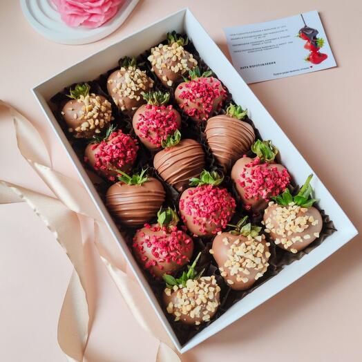 Клубника в шоколаде 15 - 20шт с сублимированной малиной