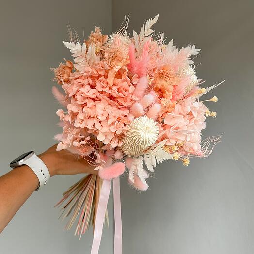 Нежный букет с кардусом и гортензией