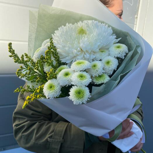 Сборный букет с хризантемами