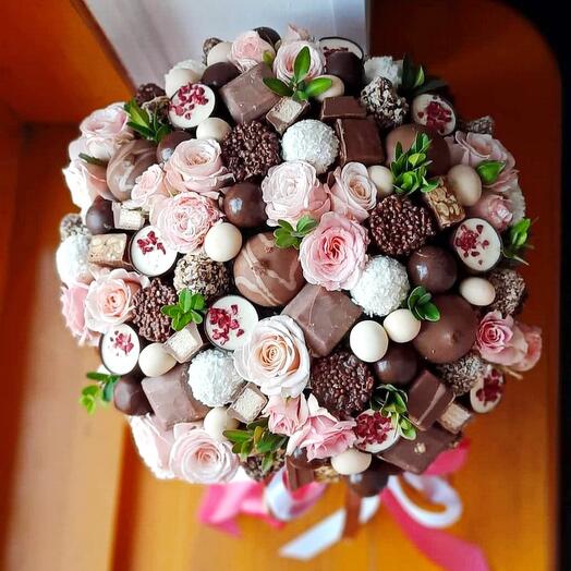 Caja de chocolate y rosas