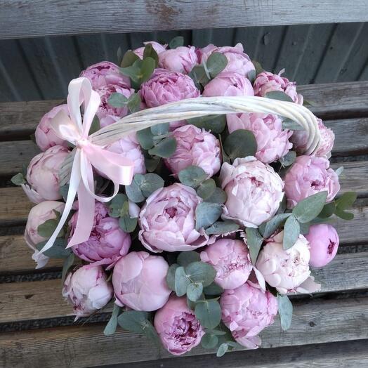 Basket of 27 peonies