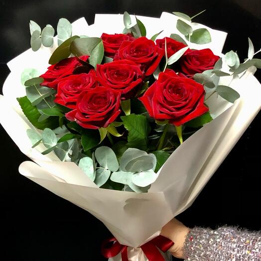 Ramo de rosas rojas con eucalipto