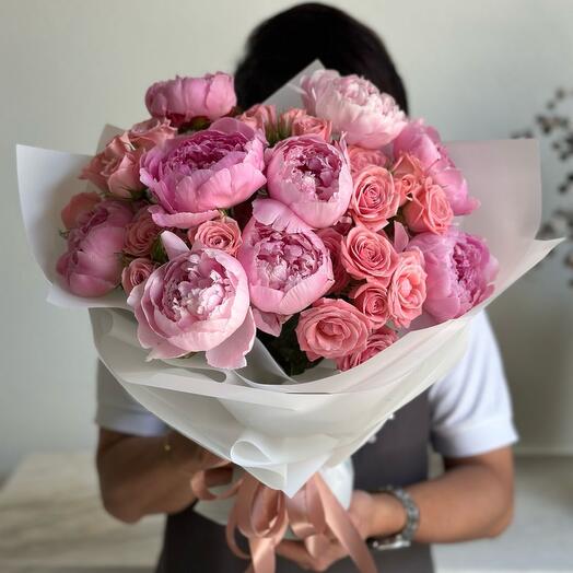 Bouquet of pink peonies and spay roses