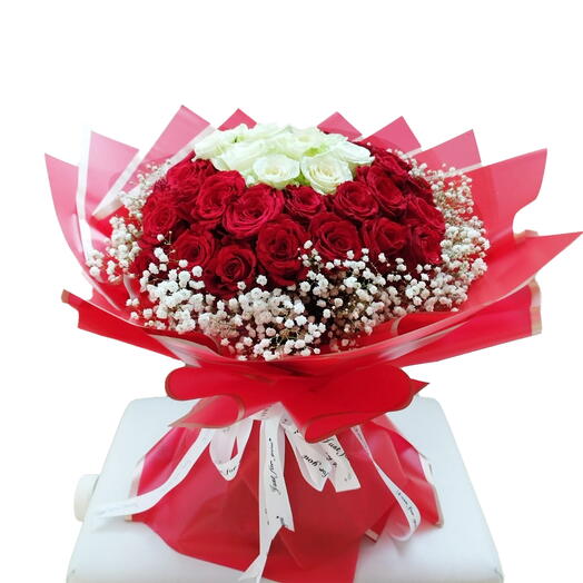 Elegant White and Red Roses Flower Bouquet Perfect for Any Occasion