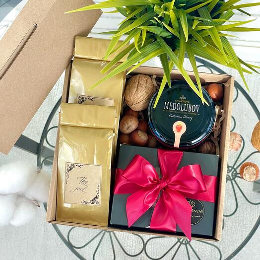 Set de regalo con té aromático, chocolates y soufflé de miel