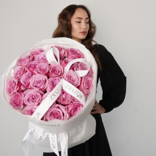 Букет из 25 фиолетовых роз в матовом оформлении