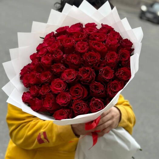 MADEM RED ROSES IN A BQT