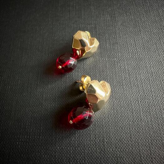 Серьги сердце с красной бусиной чешского стекла, Scarlet heart