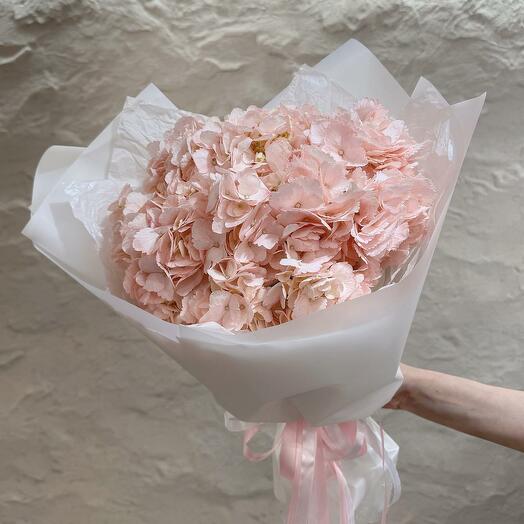 Букет из розовых гортензий